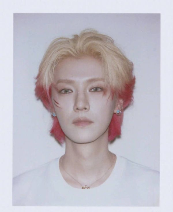 四川炒股配資 鹿晗“撕拉片”來了！一頭紅發帥得太權威